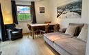 Wohnzimmer mit Couch und Essbereich