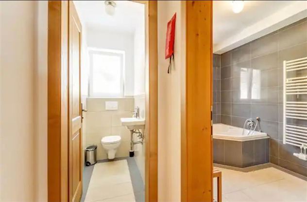Toilette und Badezimmer