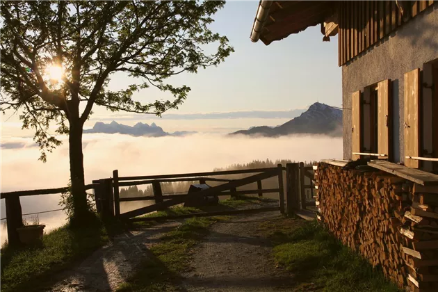 Unsere Alm über einem Nebelfeld