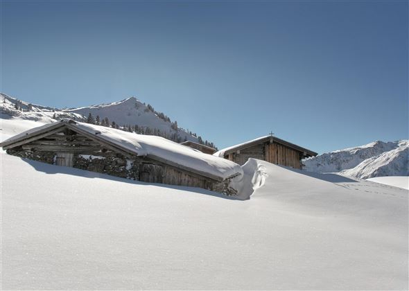 Urige-Alm-im-Winter_@AstnerStefan