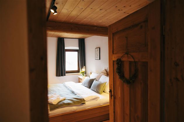 Urige Tür führt ins Schlafzimmer