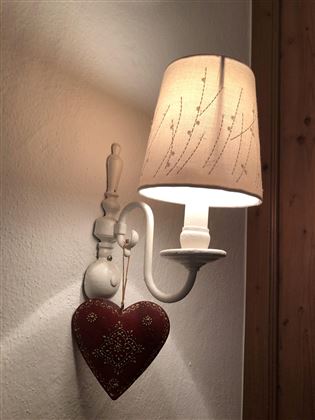Wandlampe im Einzelzimmer
