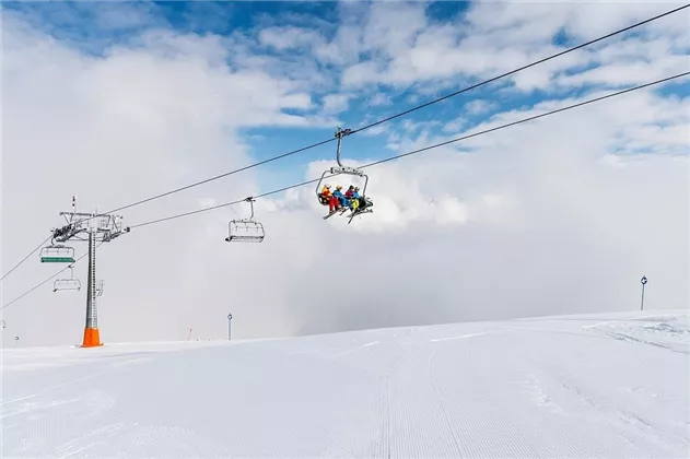 web-skifahrer-auf-lift-wilder-kaiser-foto-peter-vo