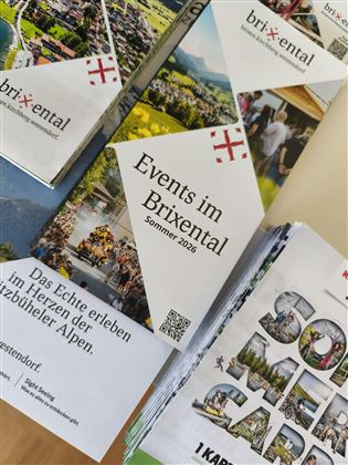 Eine Sammlung von Veranstaltungsflyern für das Brixental im Sommer 2026. Die Broschüren zeigen die Aktivitäten und Attraktionen der Region in den Tiroler Alpen.