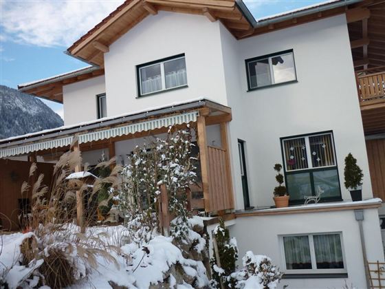 Hausansicht von vorne im Winter.
