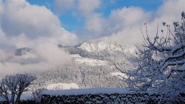 Eine verschneite Landschaft mit Bergen.