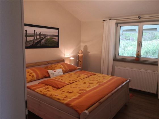 mit Blick auf die Bäume, nachts hören Sie das angrenzende Bächlein rauschen und den Wind durch die Wipfel streifen