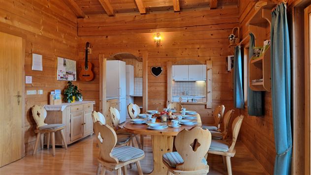 Wohnzimmer mit Küche